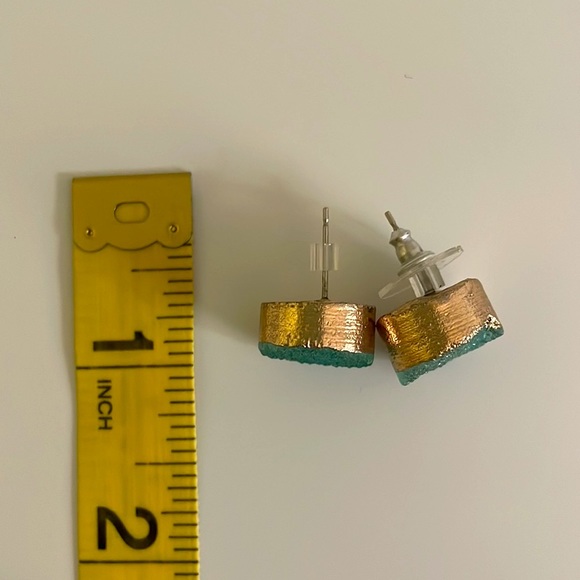 Turquoise and gold stud earrings - Picture 2 of 4